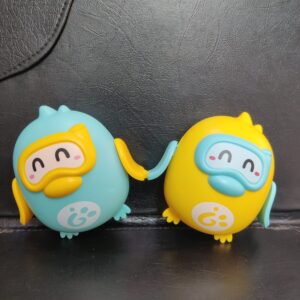 Baby Bath Toy Wind-Up Clockwork Kidsren's Bath Baby Swimming Splashing Penguin -1pcs (Any Color)